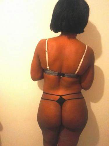 Femme black mature aime tout