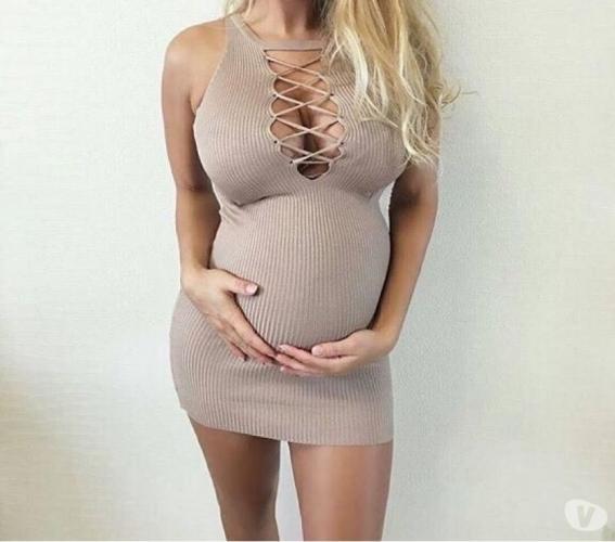 Bella blonde enceinte de 6 moi