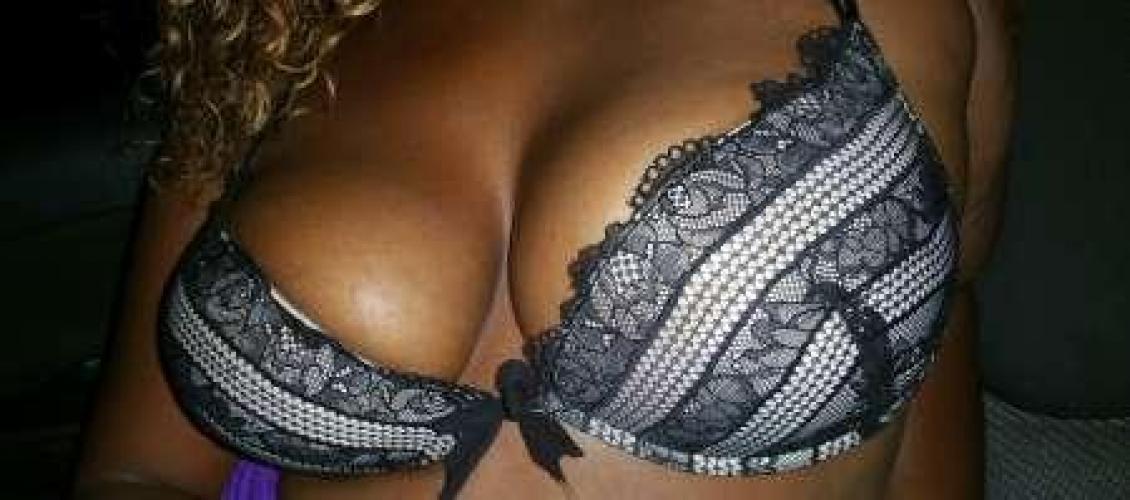 Jeune femme black au formes geneeuses