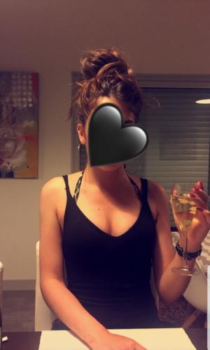 Jeune femme de 20 ans douce et sensuelle