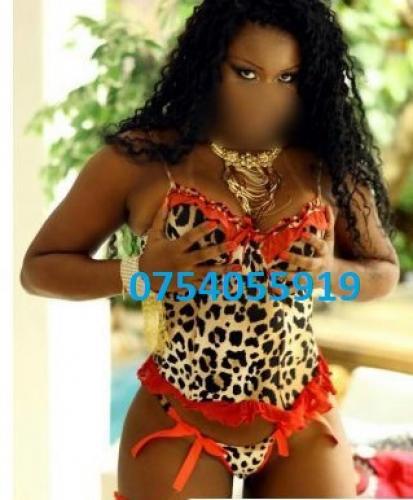 Jolie femme black metisse tres chaud et fontaine image 10