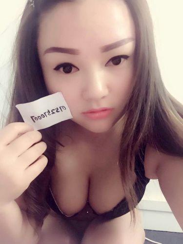 Chinoise coquine avec belle poitrine généreuse image 4